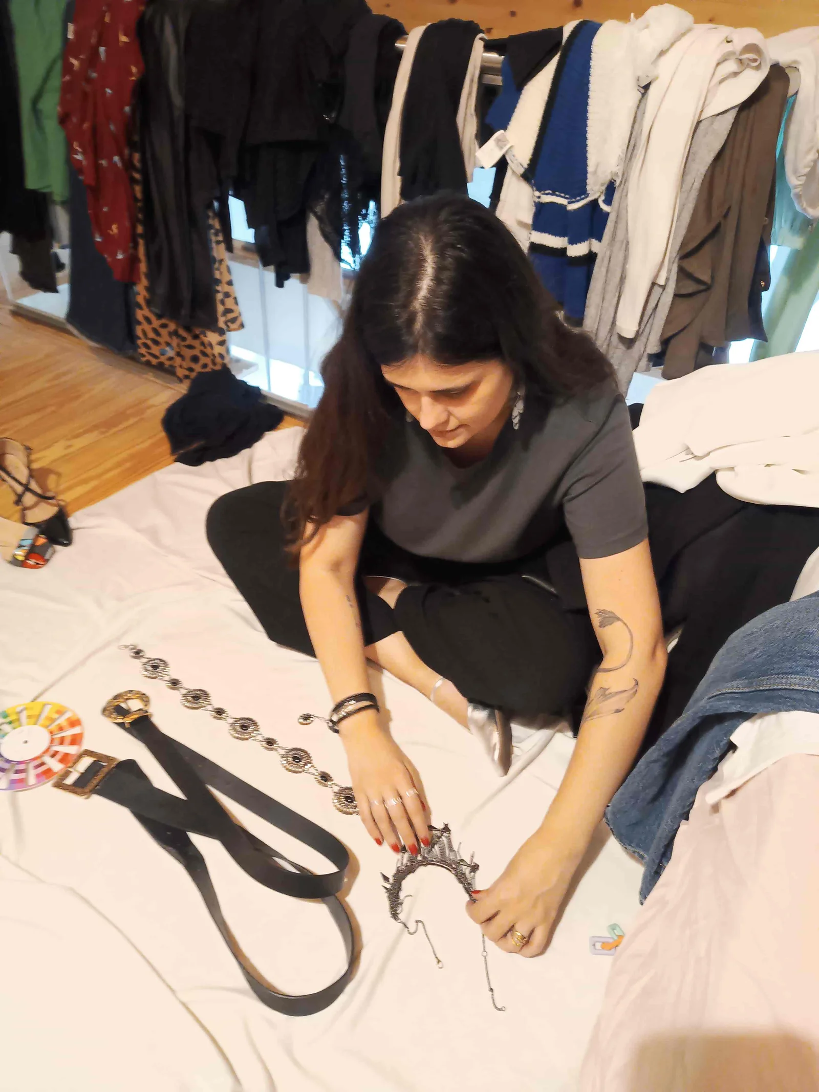 Francy Costa analisando acessórios e roupas em uma consultoria de guarda-roupa